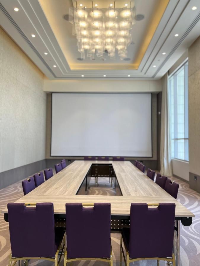 Khalidia Palace Hotel Dubai By Mourouj Gloria Esterno foto A projection screen in a meeting room