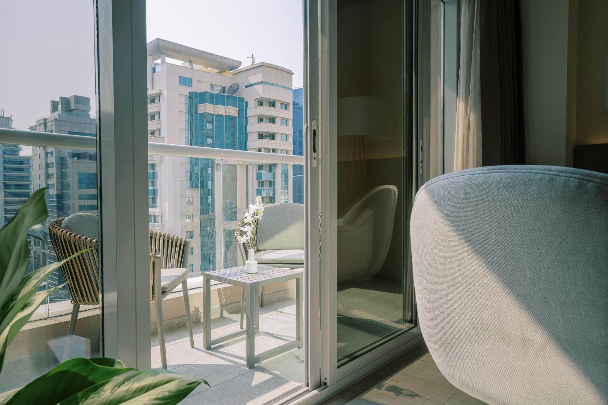 Khalidia Palace Hotel Dubai By Mourouj Gloria Esterno foto A balcony in a residential apartment