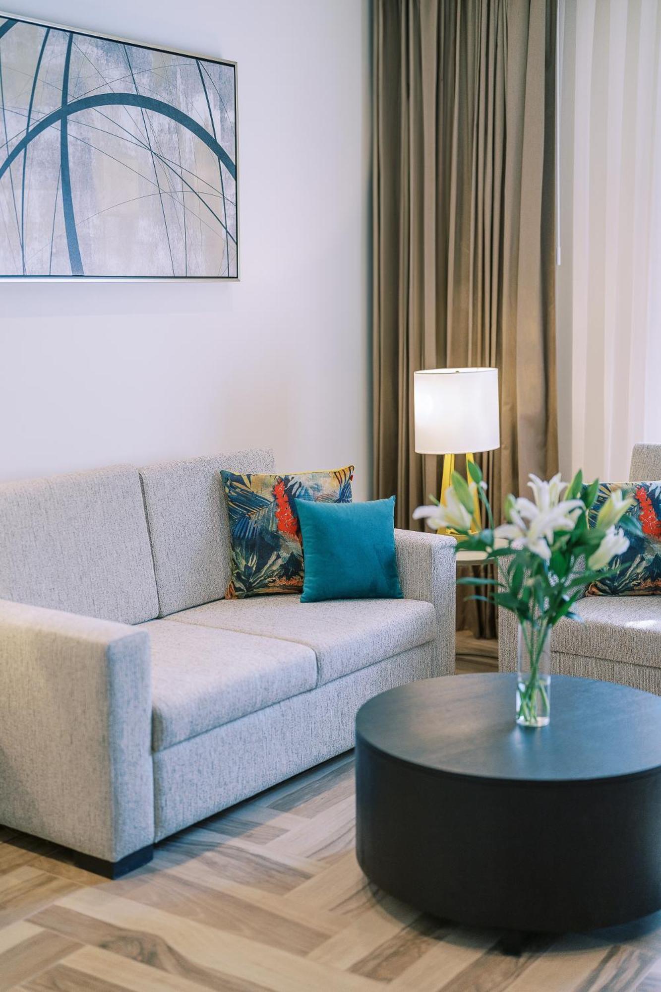 Khalidia Palace Hotel Dubai By Mourouj Gloria Esterno foto A living room at the hotel