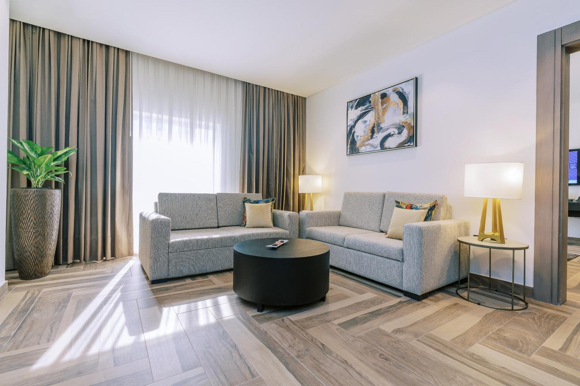 Khalidia Palace Hotel Dubai By Mourouj Gloria Esterno foto A living room at the hotel