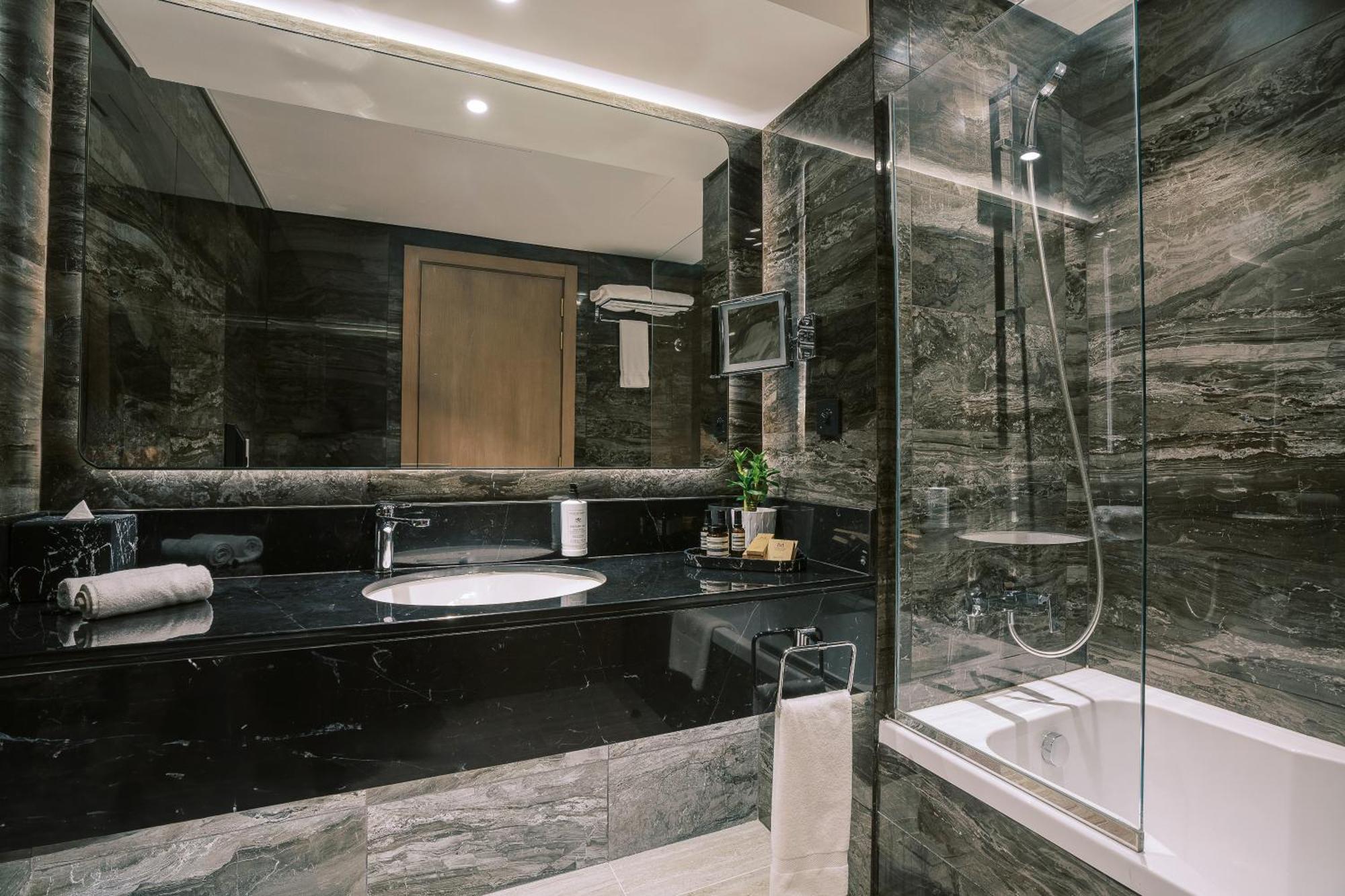 Khalidia Palace Hotel Dubai By Mourouj Gloria Esterno foto Bathroom