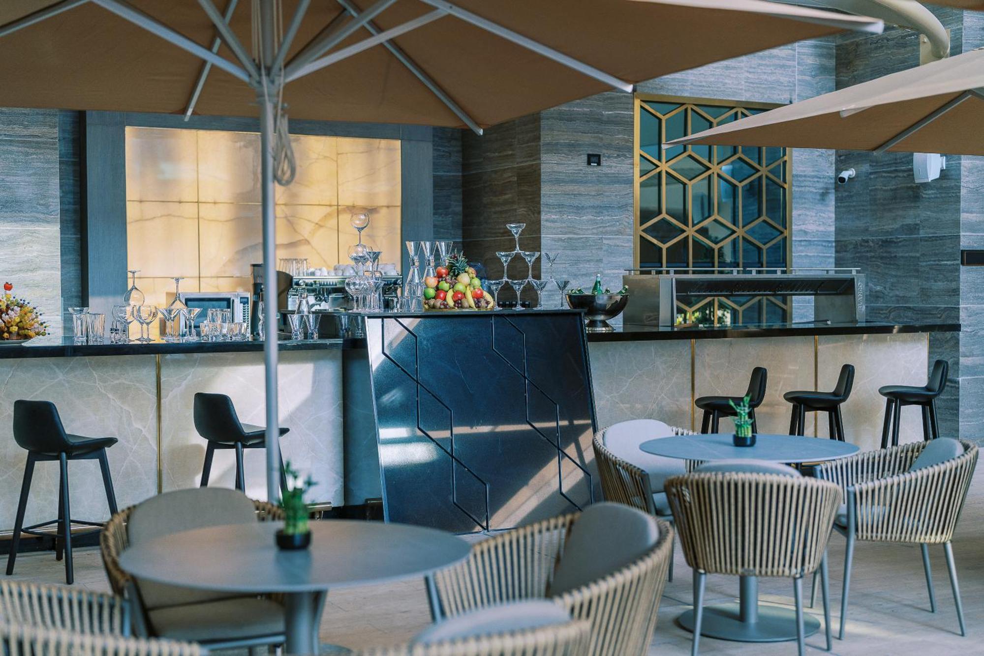 Khalidia Palace Hotel Dubai By Mourouj Gloria Esterno foto The bar at the 101 lounge