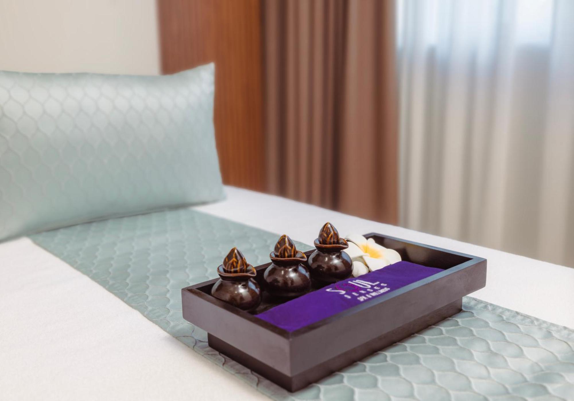 Khalidia Palace Hotel Dubai By Mourouj Gloria Esterno foto A tray of Thai herbal pillows
