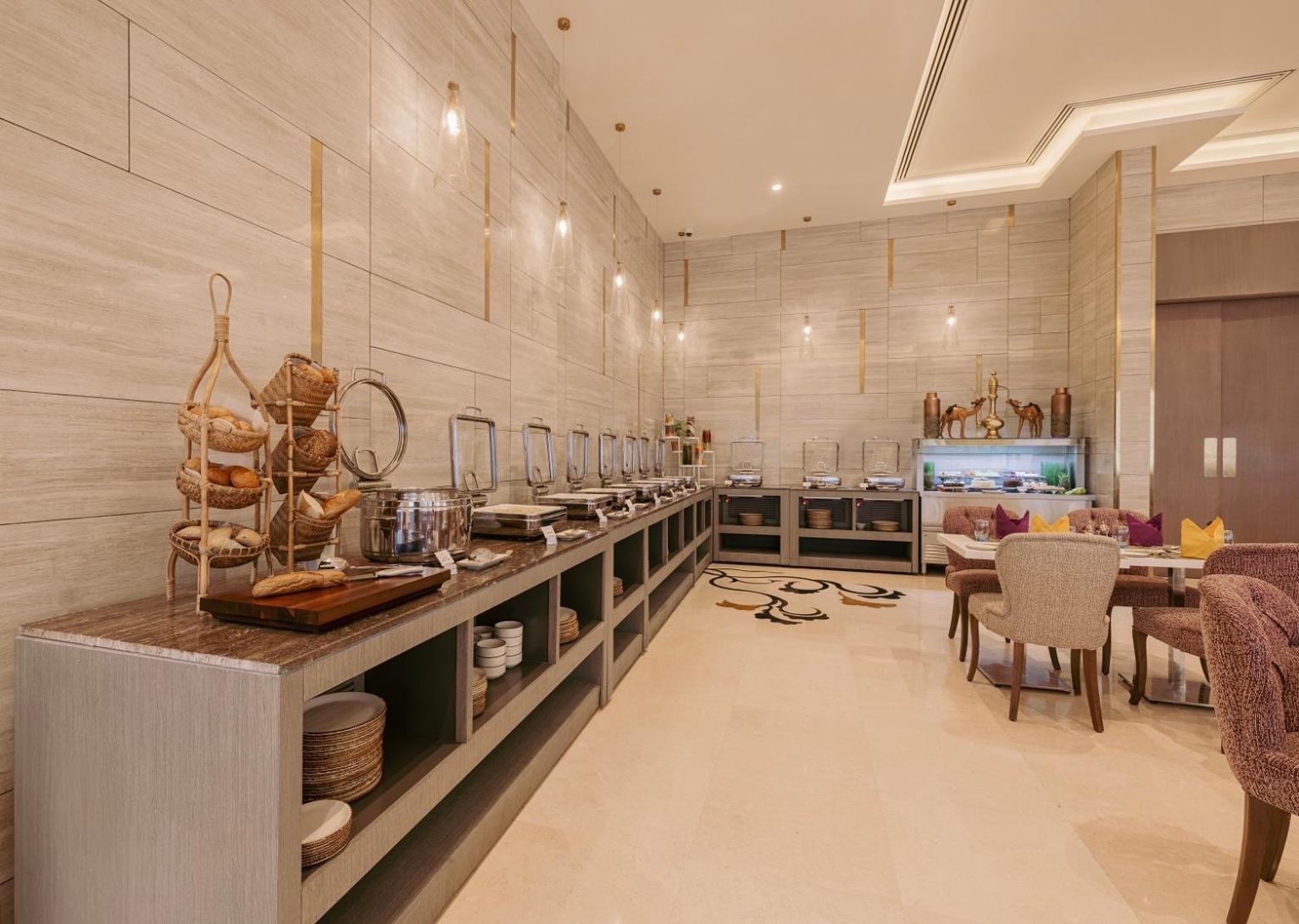 Khalidia Palace Hotel Dubai By Mourouj Gloria Esterno foto The Club Lounge at the hotel
